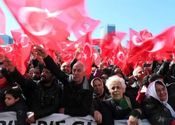 epa05882783 Supporters of the Republican People's Party (CHP) hold Turkish flags and shout slogans for 'Vote No' referring to upcoming referendum during a rally for opening ceremony of Sariyer District Municipality building, in Istanbul, Turkey, 01 April 2017. A referendum on the constitutional reform is expected to be held in April. The reform, passed by Turkish parliament on 21 January, would change the country's parliamentarian system of governance into a presidential one, which the opposition denounced as giving more power to Turkish president Recep Tayyip Erdogan..  EPA/TOLGA BOZOGLU