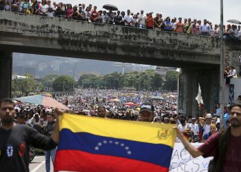 Anti-government protesters block a highway in Caracas, Venezuela, Monday, April 24, 2017. Opponents to President Nicolas Maduro shut down main roads around the country as the protest movement against his administration is entering its fourth week. (AP Photo/Fernando Llano)