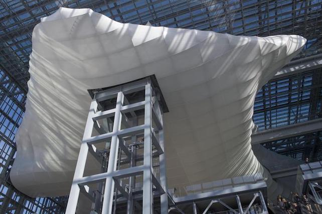Dopo la mucca (di Bersani) in corridoio, ecco la Nuvola (di Fuksas) sulla strada