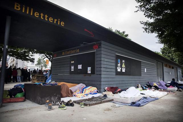 Migrants sleep rough in Paris