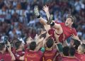 Francesco Totti celebrated by his teammates at the end of his last soccer match between AS Roma and Genoa at Olimpico Stadium in Rome, 28 May 2017. ANSA/CLAUDIO PERI