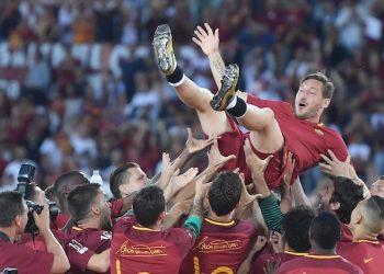 Francesco Totti celebrated by his teammates at the end of his last soccer match between AS Roma and Genoa at Olimpico Stadium in Rome, 28 May 2017. ANSA/CLAUDIO PERI