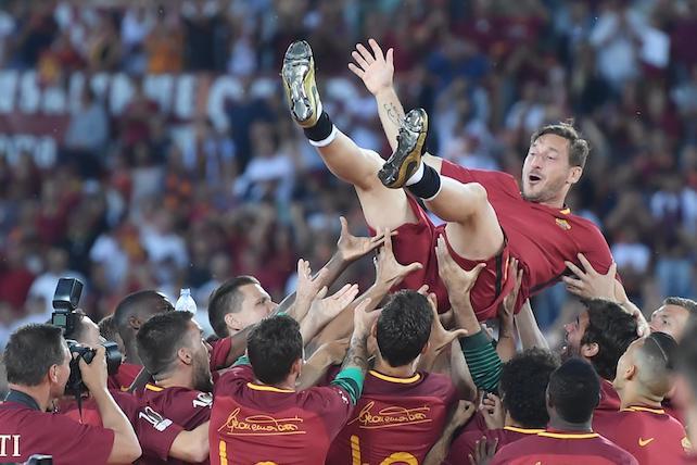 Francesco Totti celebrated by his teammates at the end of his last soccer match between AS Roma and Genoa at Olimpico Stadium in Rome, 28 May 2017. ANSA/CLAUDIO PERI