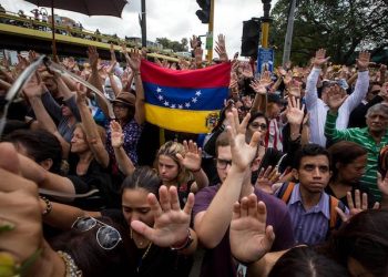 epa05958028 Opposition supporters march in Caracas, Venezuela, 11 May 2017. Hundreds of Venezuelan opposition followers took part in a demonstration paying tribute to Miguel Castillo, who was killed during a protest against Venezuelan President Nicolas Maduro on 10 May 2017.  EPA/MIGUEL GUTIERREZ