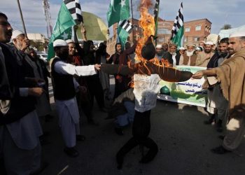 epa05088640 Supporters of Rah-e-Haq religious party burn an effigy of Iran, Israel and US during a rally in favour of execution of Shiite cleric Nimr al-Nimr, in Peshawar, Pakistan, 05 January 2016. Saudi Arabia on 02 January came under blistering criticism from the region's Shiites shortly after it executed a top Shiite cleric known for his activism against the Sunni government. Nimr al-Nimr was among 47 people the Saudi government said it had executed earlier on 02 January after their convictions on terrorism-related charges. Iran, Saudi Arabia's regional Shiite rival, criticized al-Nimr's execution, saying it was politically and religiously motivated.  EPA/ARSHAD ARBAB