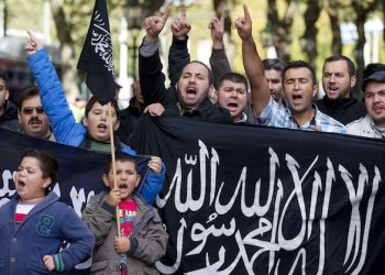 epa03416249  Demonstrators shout slogans during a protest in front of the French Embassy in The Hague, The Netherlands, 30 September 2012. They rallied to denounce an US-made anti-Islam film and the publication of blasphemous cartoons in France.  EPA/JERRY LAMPEN