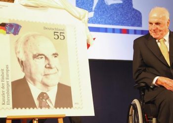 epa03412889 Former German Chancellor Helmut Kohl looks at the stamp unveiled in his honour, during an event at the German Historical Museum in Berlin, Germany, 27 September 2012. The Konrad Adenauer Foundation organized a celebration of the 30th anniversary of the day that Helmut Kohl was elected German Chancellor.  EPA/WOLFGANG KUMM / POOL