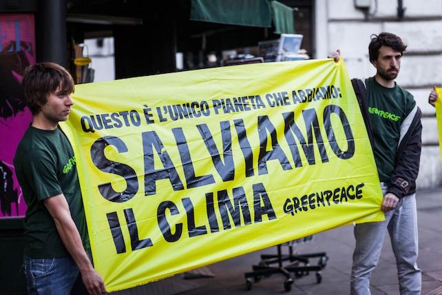 All?apertura dell?ultimo giorno di lavori del G7 energia, attivisti di Greenpeace sono entrati in azione a Roma consegnando ai ministri delle sette grandi potenze mondiali un gigantesco termometro, simbolo della temperatura del Pianeta che continua a salire. Ricevuti dal ministro dello Sviluppo Economico Carlo Calenda, Presidente di turno del G7 energia, gli attivisti dell?organizzazione hanno ricordato quanto sia importante rispettare gli impegni presi alla Conferenza sul Clima di Parigi, chiedendo inoltre di isolare le posizioni negazioniste e anti-scientifiche della nuova amministrazione Trump, rappresentata al G7 Energia dal segretario del dipartimento energia Rick Perry. ANSA/UFFICIO STAMPA GREENPEACE ++ NO SALES, EDITORIAL USE ONLY ++