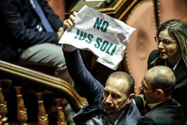 I senatori della Lega protestano nell'Aula del Senato contro lo 'Ius soli', Roma, 15 giugno 2017. ANSA/GIUSEPPE LAMI