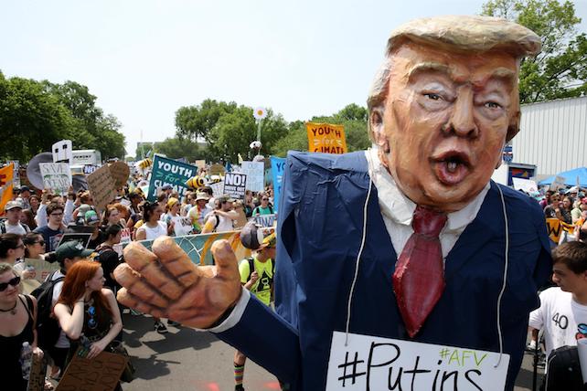 epa05936025 Protesters march from the US Capitol to the White House in Washington, DC, USA, 29 April 2017.  Thousands of demonstrators turned out for the Peoples Climate March which also marks the 100th day in office for US President Donald J. Trump.  EPA/TASOS KATOPODIS