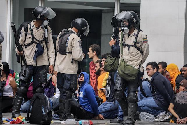 Venezuela. «La polizia picchiava la gente disarmata che sfilava pacificamente»