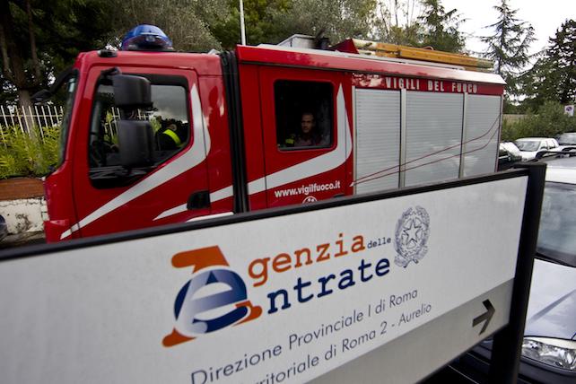 Vigili del fuoco a via Lorenzo Mossa a Roma dove un uomo si e' cosparso di liquido infiammabile e ha minacciato di darsi fuoco davanti alla sede dell'Agenzia delle Entrate, 30 novembre 2012. ANSA/MASSIMO PERCOSSI