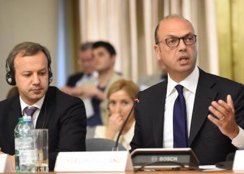 Il ministro degli Affari Esteri Angelino Alfano (d) e il vice primo ministro della Federazione Russa Arkady Dvorkovic, durante la conferenza di presentazione sulle opportunita' di investimento in Russia alla Farnesina, Roma, 3 luglio 2017. ANSA/GIORGIO ONORATI