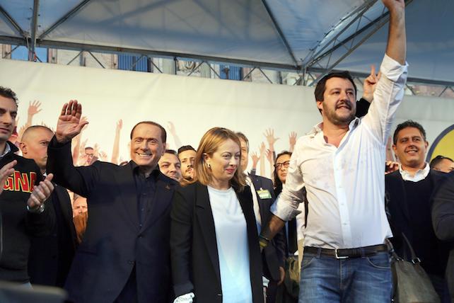Il segretario della Lega Nord, Matteo Salvini (D), con Silvio Berlusconi e Giorgia Meloni sul palco allestito in Piazza Maggiore a  Bologna, 8 novembre 2015. ANSA/GIORGIO BENVENUTI