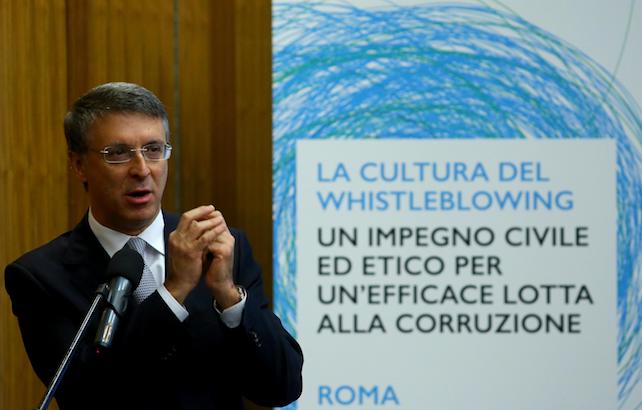 Il presidente dell'Anac Raffaele Cantone durante il convegno Rai "La cultura del whistleblowing - Un impegno civile ed etico per un'efficace lotta alla corruzione", Roma, 22 ottobre 2015. ANSA/FABIO CAMPANA