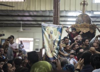 epa05991951 Relatives mourn during the funeral of victims killed in an attack at the Monastery of St Samuel the Confessor, in Minya Province, central Egypt, 26 May 2017. According to news reports, a group of Coptic Christians were attacked in their bus en route to the Monastery when gunmen opened fire on them, killing at least 20 and injuring dozens.  EPA/MOHAMED HOSSAM