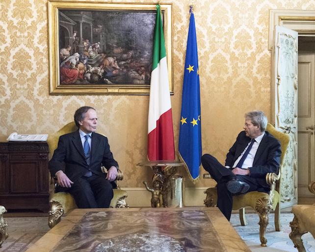 Il presidente del Consiglio, Paolo Gentiloni (D), riceve a Palazzo Chigi il professor Enzo Moavero Milanesi, nuovo consigliere del premier per la promozione della dislocazione a Milano della sede dell'Agenzia europea per i medicinali (EMA), gi‡ situata a Londra, 13 aprile 2017. Lo rende noto il sito di Palazzo Chigi.   ANSA / Tiberio Barchielli - us Palazzo Chigi     +++  ANSA PROVIDES ACCESS TO THIS HANDOUT PHOTO TO BE USED SOLELY TO ILLUSTRATE NEWS REPORTING OR COMMENTARY ON THE FACTS OR EVENTS DEPICTED IN THIS IMAGE; NO ARCHIVING; NO LICENSING  +++