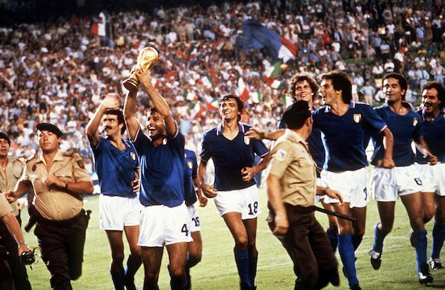 I festeggiamenti dei giocatori della nazionale italiana dopo aver battuto la Germania nella finale dei Mondiali, in una immagine dell'11 luglio 1982 allo stadio Santiago Bernabeu di Madrid. ANSA