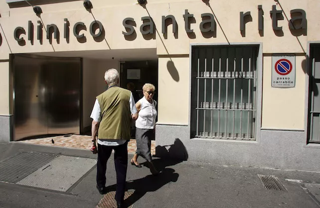 20080722 - MILANO - HTH - RIAPERURA DELLA CLINA SANTA RITA L'ingresso della clinica Santa Rita,  questa mattina. La clinica milanese ha riaperto, oggi, alcuni reparti dopo la forzata chiusura a causa di alcuni gravi eprisodi di malasanità. ANSA / MATTEO BAZZI