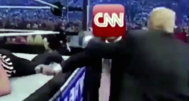 Un frame del video postato sul profilo twitter di Donald Trump in cui il presidente manda ko un uomo con il volto coperto dal logo del network. +++ ATTENZIONE LA FOTO NON PUO' ESSERE PUBBLICATA O RIPRODOTTA SENZA L'AUTORIZZAZIONE DELLA FONTE DI ORIGINE CUI SI RINVIA +++