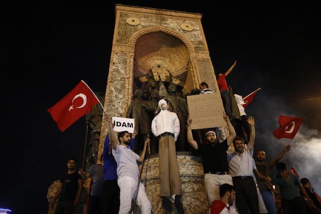 epa05430977 Protesters carry an effigy of Turkish Muslim cleric Fethullah Gulen, founder of the Gulen movement, during a demonstration at Taksim Square, in Istanbul, Turkey, 18 July 2016. Gulen has been accused by Turkish President Recept Tayyip Erdogan of allegedly orchestrating the 15 July failed coup attempt. Turkish Prime Minister, Binali Yildirim, announced on 18 July that of the 7,500 detainees involved in the coup attempt, there were 6,000 soldiers, 100 police officers, 755 judges and prosecutors and 650 civilians. Among the detained army officials included 103 generals, almost one third of the 356 generals in the Turkish Army. At least 290 people were killed and almost 1,500 injured amid violent clashes on July 15 as certain military factions attempted to stage a coup d'etat.  EPA/SEDAT SUNA