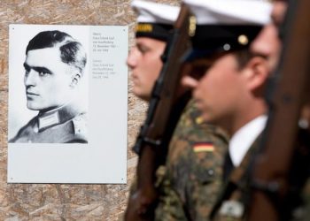 epa03794344 A German Armed Forces honor guard stands next to a portrait of Claus Schenk, Count of Stauffenberg during a wreath laying ceremony to commemorate the victims of the Nazi regime at the German Resistance Memorial at the Bendlerblock, in Berlin,†Germany, 20 July 2013. Several events are taking place on 20 July 2013 to commemorate the restistance fighters, including Claus Schenk, Count of Stauffenberg who planted the bomb, that were executed at the Bendlerblock building after the failed assassination attempt on Nazi dictator Adolf Hitler on 20 July 1944.  EPA/JOERG CARSTENSEN