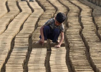 epa05184244 A boy works at a brick kiln on the outskirts of Lahore, Pakistan, 27 February 2016. The provincial government of Punjab enacted a new ordinance titled 'Punjab Prohibition of Child Labor at Brick Kilns Ordinance 2016' in January 2016, prohibiting the employment of children under the age of 14 years at brick kilns. The ordinance prohibits owners from employing, engaging or permitting a child to work at a brick kiln.  EPA/RAHAT DAR