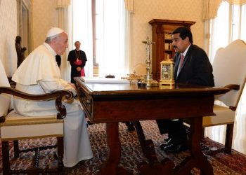 Pope Francis (L) speaks with Venezuelan President Nicolas Maduro during a private audience in the pontiff's library on June 17, 2013 at the Vatican. ANSA/AFP/POOL