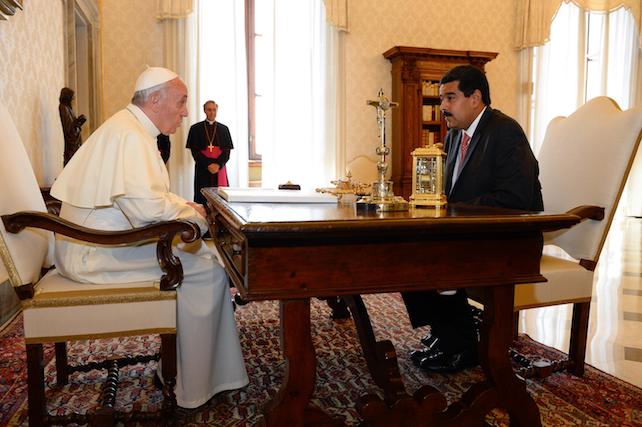 Pope Francis (L) speaks with Venezuelan President Nicolas Maduro during a private audience in the pontiff's library on June 17, 2013 at the Vatican. ANSA/AFP/POOL