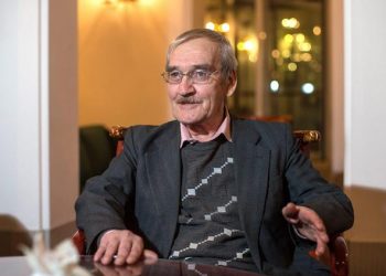 epa03586002 Stanislav Petrov, retired Soviet Lieutenant-Colonel, speaks during an interview in a hotel in Dresden, Germany, 15 February 2013. The former Russian soldier is credited with preventing a nuclear war on 25 September 1983 between the superpowers. He judged an early warning system that erroneously detected a missile launch from the United States to be a false alarm and thereby is thought to have averted a nuclear holocaust. On 17 February he will be presented the Dresden Peace Prize.  EPA/OLIVER KILLIG