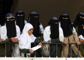 epa05953458 Yemeni female students attend a rally protesting the two-year conflict, at a school in Sana'a, Yemen, 09 May 2017. According to reports, the Saudi-led military coalition has been fighting the Houthi rebels in Yemen for more than two years in an attempt to restore power to Yemen's internationally recognized President Abdo Rabbo Mansour Hadi, claiming the lives of nearly 10 thousand people and leaving more than three million displaced.  EPA/YAHYA ARHAB