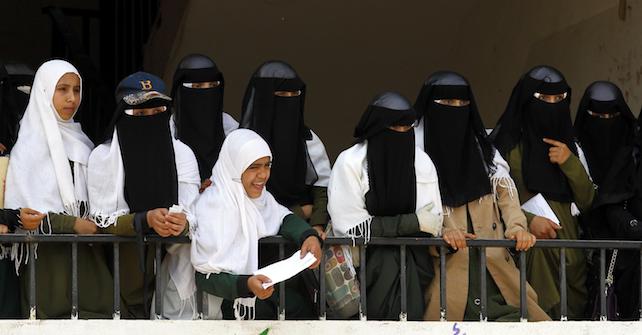 epa05953458 Yemeni female students attend a rally protesting the two-year conflict, at a school in Sana'a, Yemen, 09 May 2017. According to reports, the Saudi-led military coalition has been fighting the Houthi rebels in Yemen for more than two years in an attempt to restore power to Yemen's internationally recognized President Abdo Rabbo Mansour Hadi, claiming the lives of nearly 10 thousand people and leaving more than three million displaced.  EPA/YAHYA ARHAB