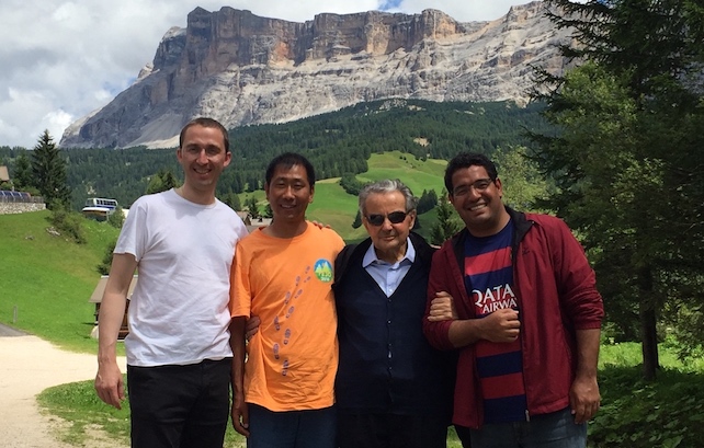 Il cardinale Carlo Caffarra con alcuni amici sacerdoti in vacanza in Val Badia