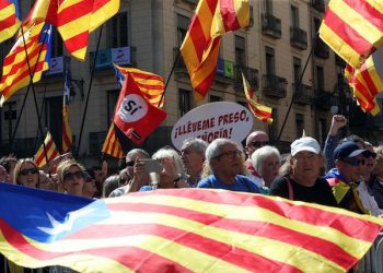 epa06208217 People take part the in a march with several Mayors of Catalonia to the Generalitat seat, in Barcelona, Spain, 16 September 2017, to support the region's independence referendum. The Catalan independence referendum scheduled for 01 October was suspended by the Spanish Constitutional Court and agreed upon to hear arguments to determine if it violates the Spanish Constitution which states that the nation is 'indivisible'.  EPA/TONI ALBIR