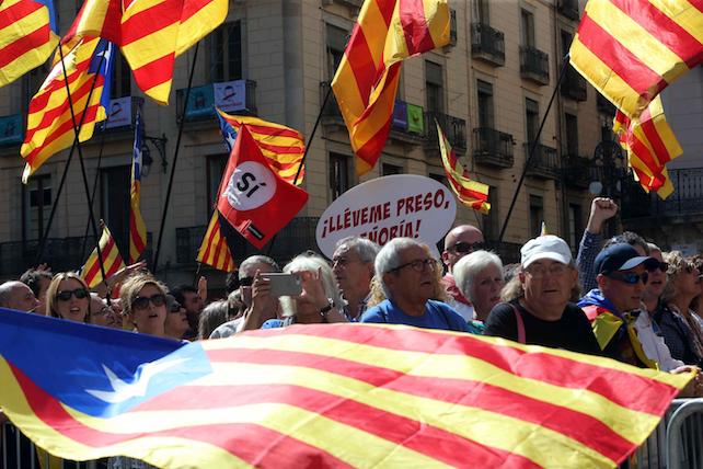 epa06208217 People take part the in a march with several Mayors of Catalonia to the Generalitat seat, in Barcelona, Spain, 16 September 2017, to support the region's independence referendum. The Catalan independence referendum scheduled for 01 October was suspended by the Spanish Constitutional Court and agreed upon to hear arguments to determine if it violates the Spanish Constitution which states that the nation is 'indivisible'.  EPA/TONI ALBIR