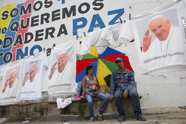 epa06197331 T-shirts depicting Pope Francis are seen hanging on sale during a Mass celebrated by the Pontiff in the port area of Contecar in Cartagena, Bolivar, Colombia, 10 September 2017. Cartagena de Indias woke up among strong security measures and thousands of parishioners dressed in white awaiting the arrival of the Pontiff on the last day of his five-day visit to Colombia.  EPA/ORLANDO BARRIA