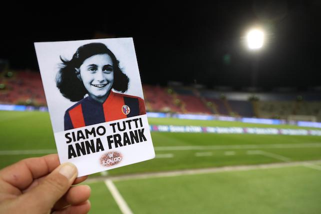 'No all'antisemitismo',Lazio a Bologna con maglia Anna Frank