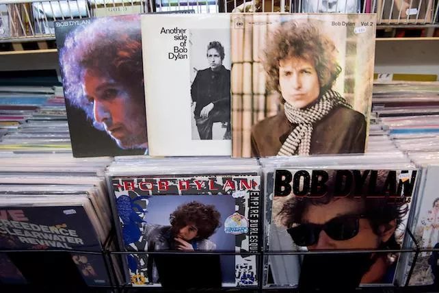 epa05583832 The records 'At Budokan' (top, L-R), 'Another side of Bob Dylan', 'Blonde on Blonde, 'Emprie Burlesque' (bottom-C) and 'Infields' (bottom-R) by US singer-songwriter Bob Dylan lie in a record store in Munich, Germany, 13 October 2016. Dylan won the 2016 Nobel Prize in Literature, the Swedish Academy announced in Stockholm on 13 October 2016.  EPA/SVEN HOPPE ILLUSTRATION