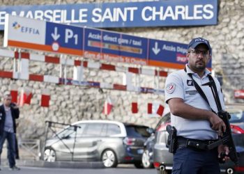 epa06238818 Police offciers guard at the train station of Saint Charles after a man armed with a knife had allegedly attacked passengers at the train station, in Marseille, France, 01 October 2017. According to media reports, at least two people were killed by a man with a knife at Gare de Marseille-Sain Charles.  EPA/Sebastien Nogier