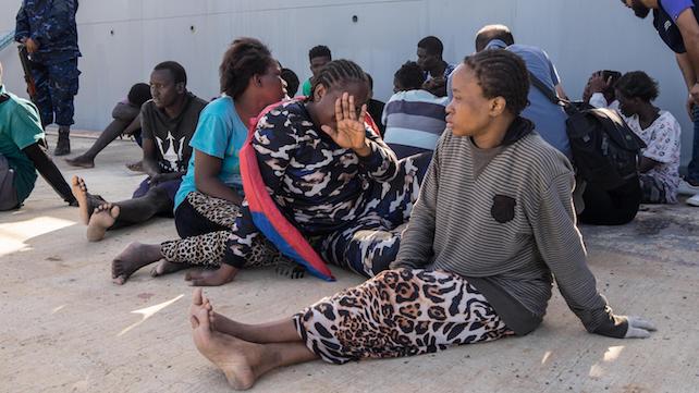 Un gruppo di migranti fotografata in un centro a Tripoli in una foto diffusa il 7 novembre 2017. ANSA/ ZUHAIR ABUSREWIL