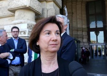 La presidente del Comitato del No, Eugenia Roccella, accompagnata da una delegazione dei parlamentari promotori del referendum parzialmente abrogativo della legge sulle unioni civili, arriva in Cassazione per depositare il quesito referendario. Roma, 26 maggio 2016. Obiettivo del Comitato Ë raggiungere le 500mila firme necessarie per indire il referendum. ANSA/ FABIO CAMPANA