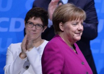 epa06566312 German Chancellor Angela Merkel (R) is applauded by designated Secretary General Annegret Kramp Karrenbauer (L front) and others after delivering her speech at the 30th convention of the Christian Democratic Union (CDU) party in Berlin, Germany, 26 February 2018. The party delegates are scheduled to vote on the start of the CDU into a government coalition with the Social Democratic Party (SPD) and the Christian Social Union (CSU). On the previous day, the CDU party leader and German Chancellor Angela Merkel presented her list of candidates for the CDU cabinet members.  EPA/PHILIPP GUELLAND