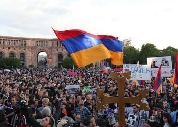 epaselect epa06702868 Armenian people attend an opposition rally in Yerevan, Armenia, 30 April 2018. Opposition supporters demand that the acting prime minister, a representative of the ruling Republican Party of Armenia, will be replaced by a people's candidate before early parliamentary elections take place.  EPA/ZURAB KURTSIKIDZE