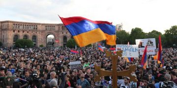 epaselect epa06702868 Armenian people attend an opposition rally in Yerevan, Armenia, 30 April 2018. Opposition supporters demand that the acting prime minister, a representative of the ruling Republican Party of Armenia, will be replaced by a people's candidate before early parliamentary elections take place.  EPA/ZURAB KURTSIKIDZE