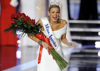 epa03533046 A handout photo provided by the Las Vegas News Bureau, shows Miss New York Mallory Hytes Hagan reacting to being crowned Miss America 2013 at Planet Hollywood Resort and Casino in Las Vegas, Nevada, USA, 12 January 2013.  MANDATORY CREDIT: LVNB/ BRIAN JONES via european pressphoto agency HANDOUT EDITORIAL USE ONLY/NO SALES