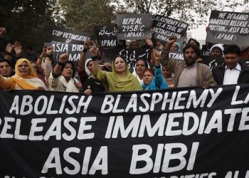 epa02459190 Supporters of All Pakistan Minority Alliance (APMA) shout slogans for the release of Asia Bibi, a Pakistani Christian minority women, who was on 08 November, sentenced to death by a local court for blasphemy, during a protest in Lahore, Pakistan on 21 November 2010. Asia Bibi's was the first death sentence handed to woman under the country's controversial blasphemy laws. Pakistan's Blasphemy law imposes life imprisonment on anyone insulting the holy Koran and the death penalty on anyone defiling the name of Prophet Muhammed. According to media reports Pakistans blasphemy statues are so commonly used to settle personal scores, they are widely condemned by human rights advocates and legislators around the world.  EPA/RAHAT DAR