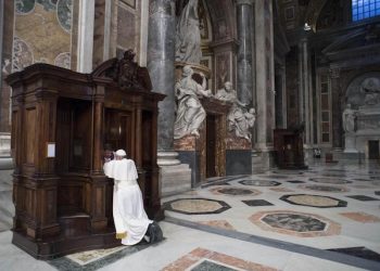 Papa Francesco durante la Celebrazione Penitenziale nella Basilica di San Pietro, 17 marzo 2017. ANSA / L'OSSERVATORE ROMANO