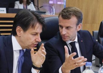 epa06836213 Italian Prime Minister Giuseppe Conte (L) and French President Emmanuel Macron (R) talk as they attend the informal meeting on migration and asylum issues in Brussels, Belgium, 24 June 2018. European Commission President Jean-Claude Juncker hosts the gathering ahead of a full summit of all 28 European Union leaders to overhaul the EU asylum system on June 28.  EPA/OLIVIER HOSLET
