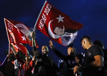 epa06837367 Supporters of Turkish President Erdogan celebrate after closing voting for the Turkish presidential and parliamentary elections in front of Erdogan's palace in Istanbul, Turkey, 24 June 2018. Some 56.3 million registered citizens voted in snap presidential and parliamentary elections to elect 600 lawmakers and the country's president, the first election since the Turkish people in a referendum in April 2017 voted to change the country's system from a parliamentary to a presidential republic.  EPA/SEDAT SUNA