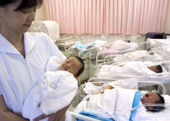 epa00848085 A nurse rocks a three day old baby to sleep at a maternity unit in a Tokyo hospital on Wednesday 25 October, 2006. Childbirths in Japan have been on the rise for seven months in a row, signaling that the nation's birthrate may be rebounding, according to government sources. The 2006 birthrate until this Auguts has been 2.4 percent, up from 2005 rate of 1.25 percent, the lowest on record.  EPA/ROBERT GILHOOLY